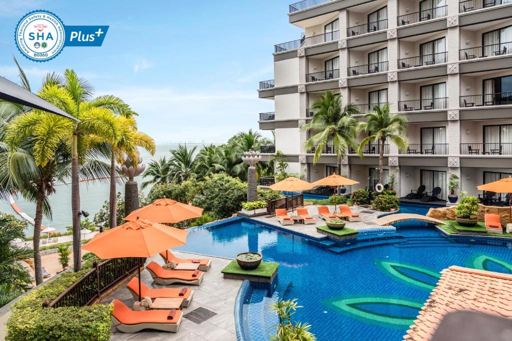 uma imagem da piscina do resort em Garden Cliff Resort And Spa em Pattaya North