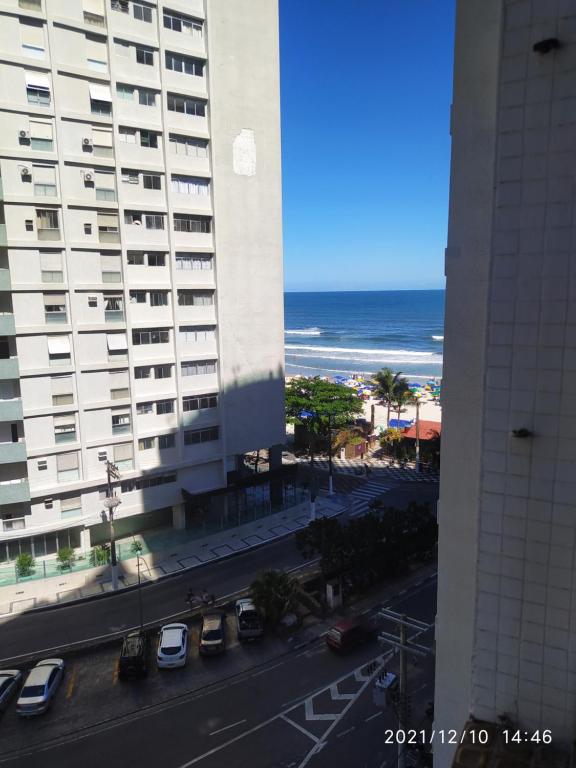 ein Blick auf das Meer von einem Gebäude aus in der Unterkunft Apto a 25 metros areia PITANGUEIRAS Vista mar 4 quartos 3 banheiros 1 vaga carro Serviço de praia in Guarujá