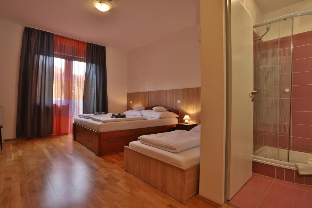 Postel nebo postele na pokoji v ubytování Margaréta Apartman és Üdülőház