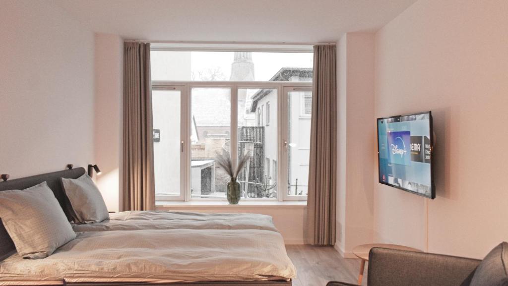 1 dormitorio con 1 cama frente a una ventana en Nordsjællands Ferieboliger en Frederiksværk