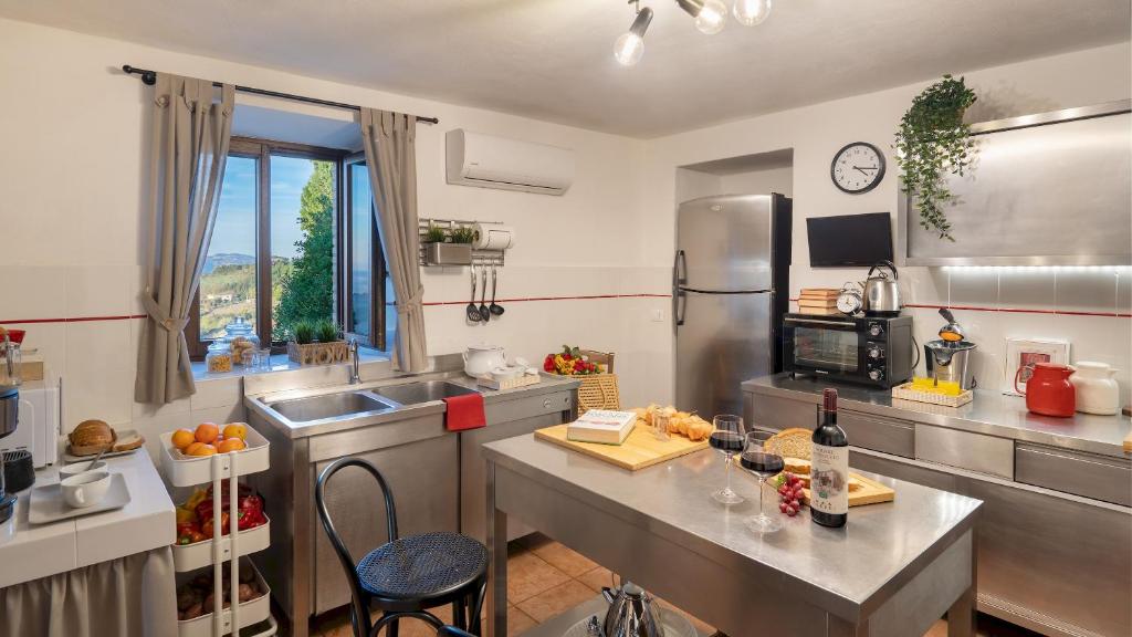 Kuchnia lub aneks kuchenny w obiekcie Villa Beltramonto 14, Emma Villas