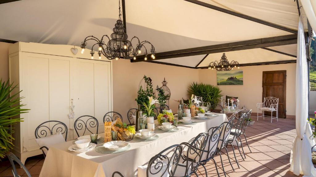 Restauracja lub miejsce do jedzenia w obiekcie Villa Beltramonto 14, Emma Villas