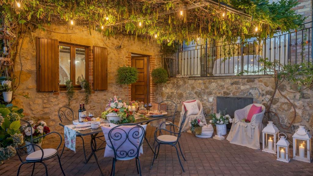 Restauracja lub miejsce do jedzenia w obiekcie Villa Beltramonto 14, Emma Villas