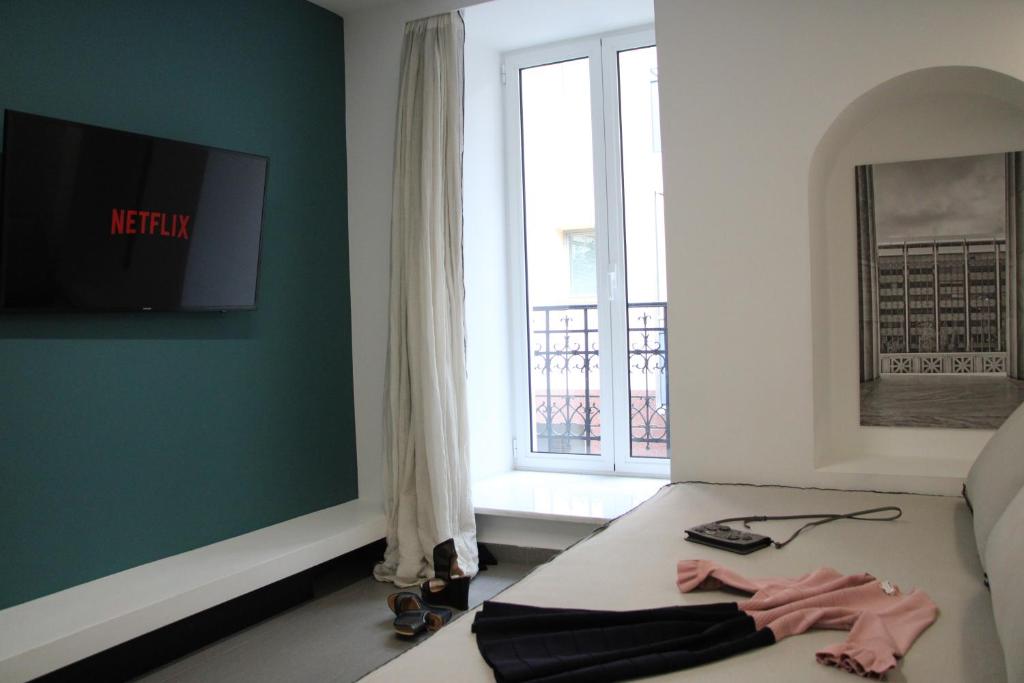 Televízia a/alebo spoločenská miestnosť v ubytovaní Sir Athens