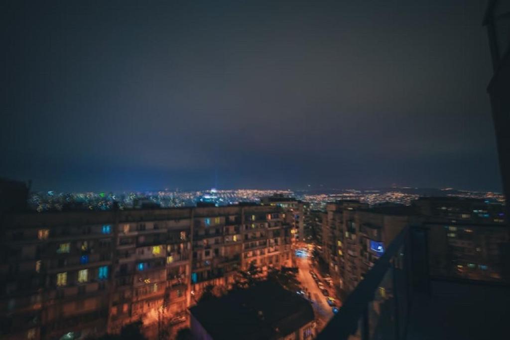 - une vue sur la ville la nuit dans l'établissement Hotel Linge, à Tbilissi