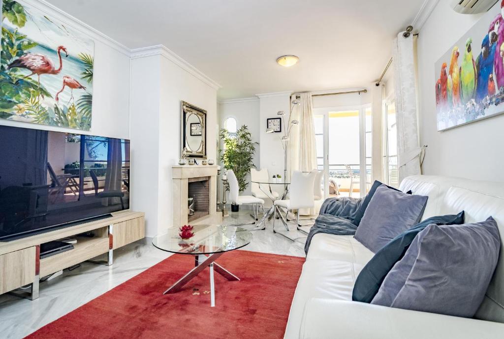 sala de estar con sofá blanco y TV en SAA2- comfortable apartment Puerto banus, en Marbella