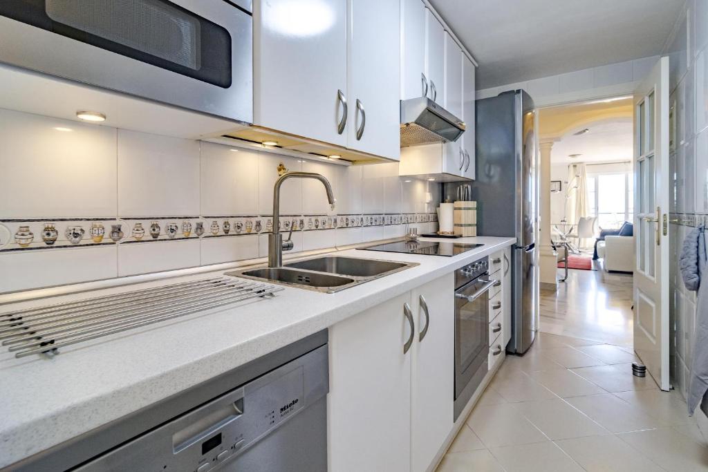 A kitchen or kitchenette at SAA2- comfortable apartment Puerto banus