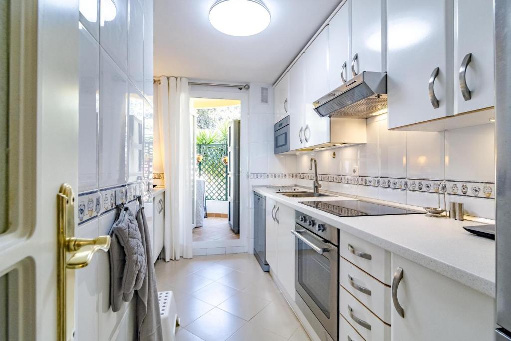 A kitchen or kitchenette at SAA2- comfortable apartment Puerto banus