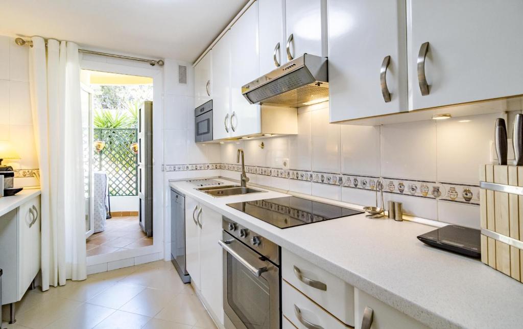 A kitchen or kitchenette at SAA2- comfortable apartment Puerto banus