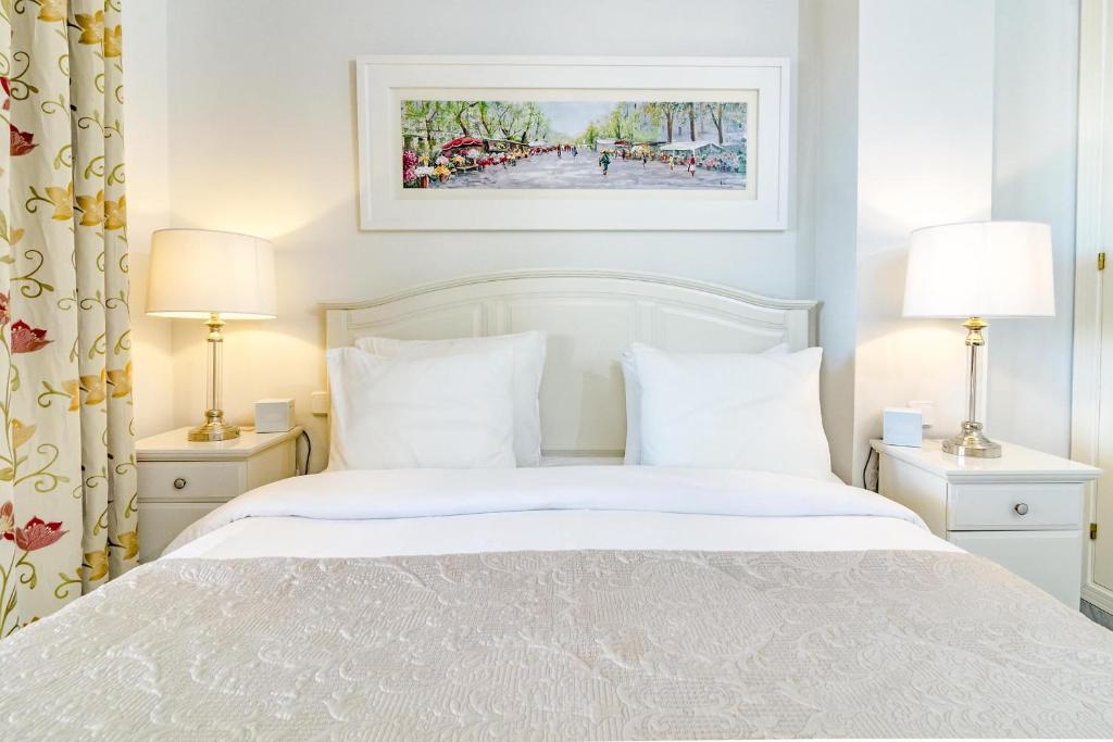A bed or beds in a room at SAA2- comfortable apartment Puerto banus