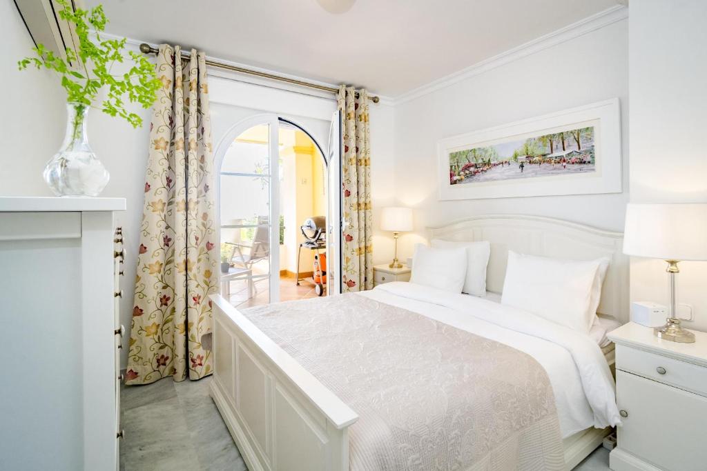 A bed or beds in a room at SAA2- comfortable apartment Puerto banus
