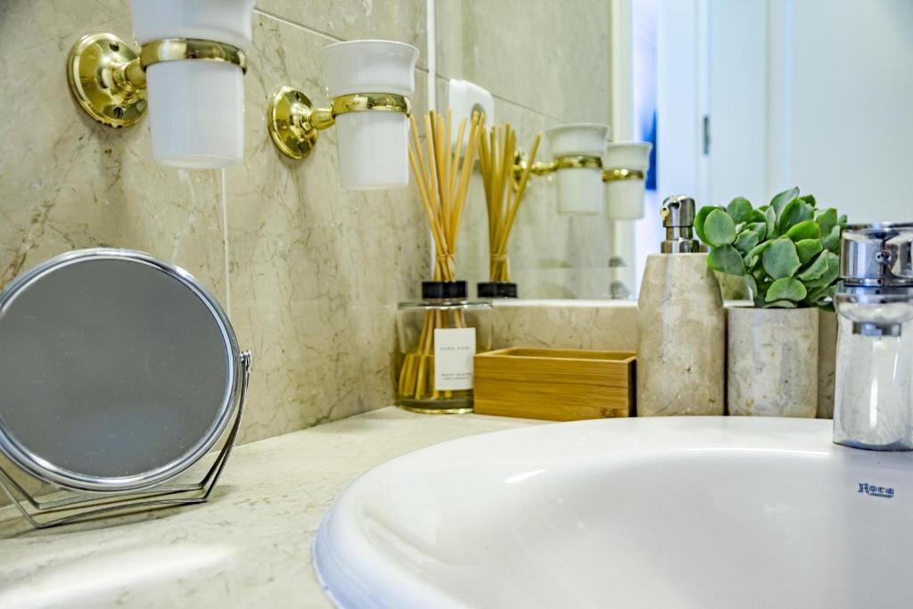 A bathroom at SAA2- comfortable apartment Puerto banus