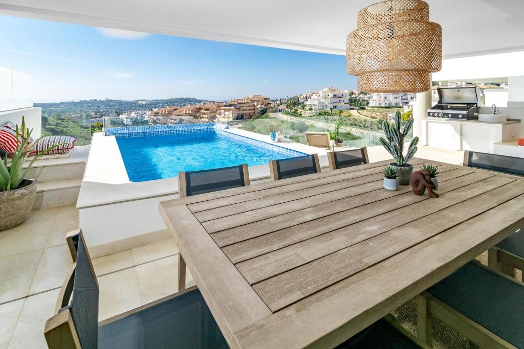 LMR- Luxury apartment, private pool, stunning view, families ...