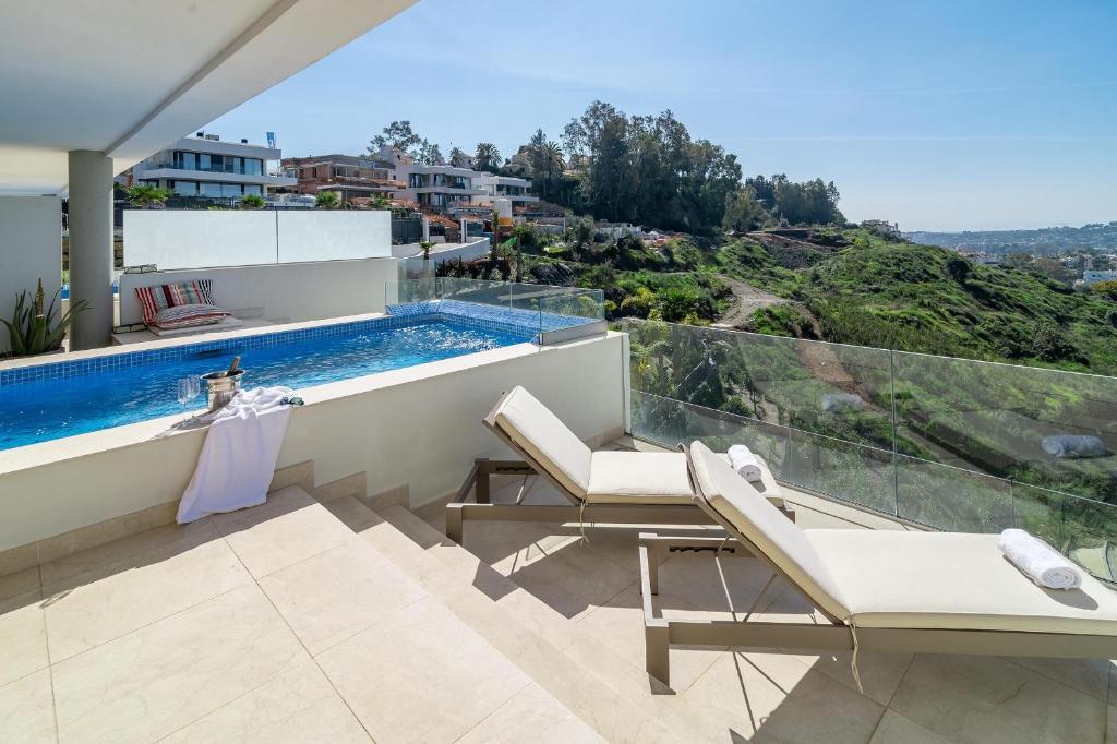 LMR- Luxury apartment, private pool, stunning view, families ...