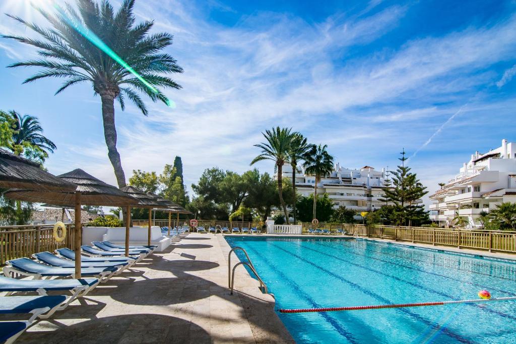 Bazén v ubytování CL- 1 bedroom walking distance to Puerto Banus nebo v jeho okolí