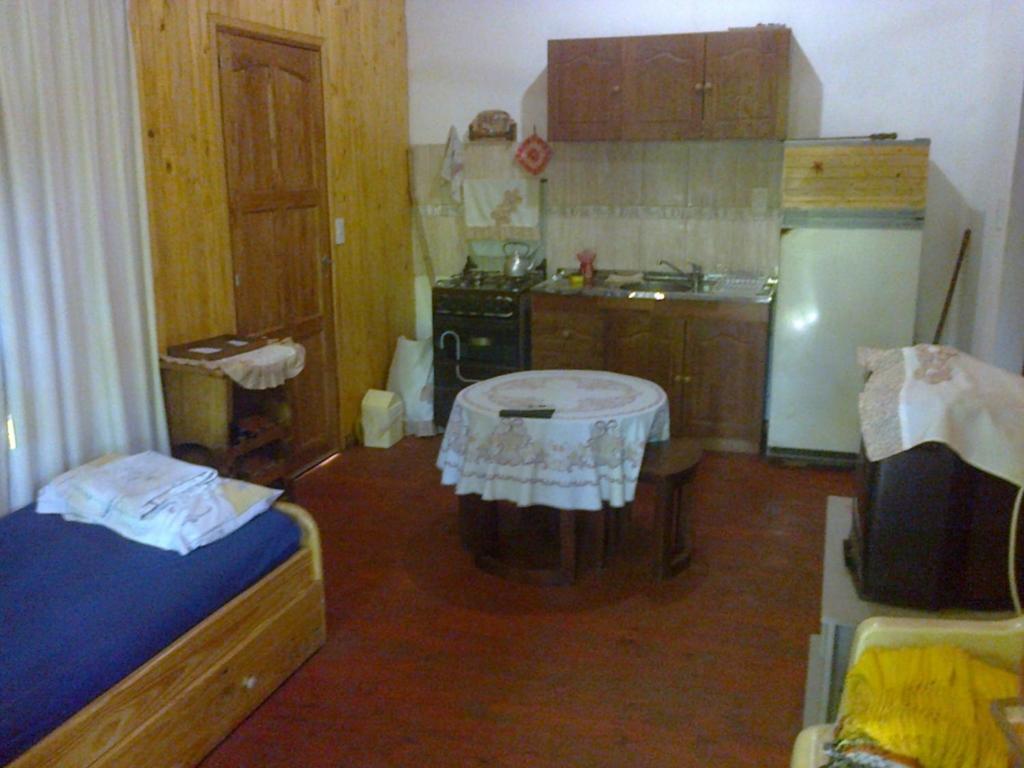 a kitchen with a table in the middle of a room at Cabañas Sueño Azul in Oberá