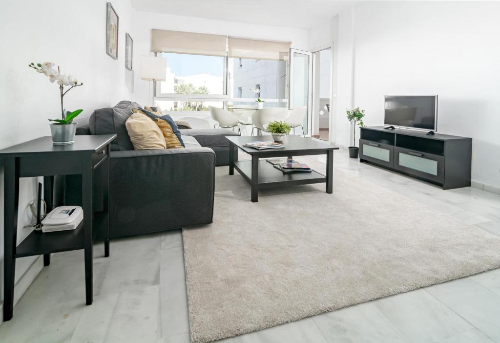 PR45- Beach front apartment Puerto Banus, Marbella – Prezzi ...