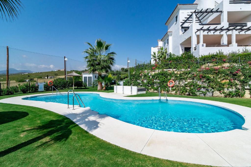 Bazén v ubytovaní DJA- Modern 2 bedroom apartment close to beach alebo v jeho blízkosti