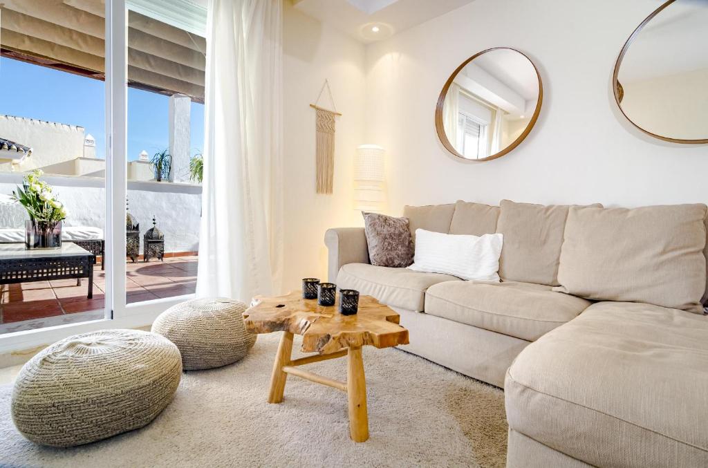 ein Wohnzimmer mit einem Sofa und einem Tisch in der Unterkunft Casa Royal by Roomservices AR23 in Marbella