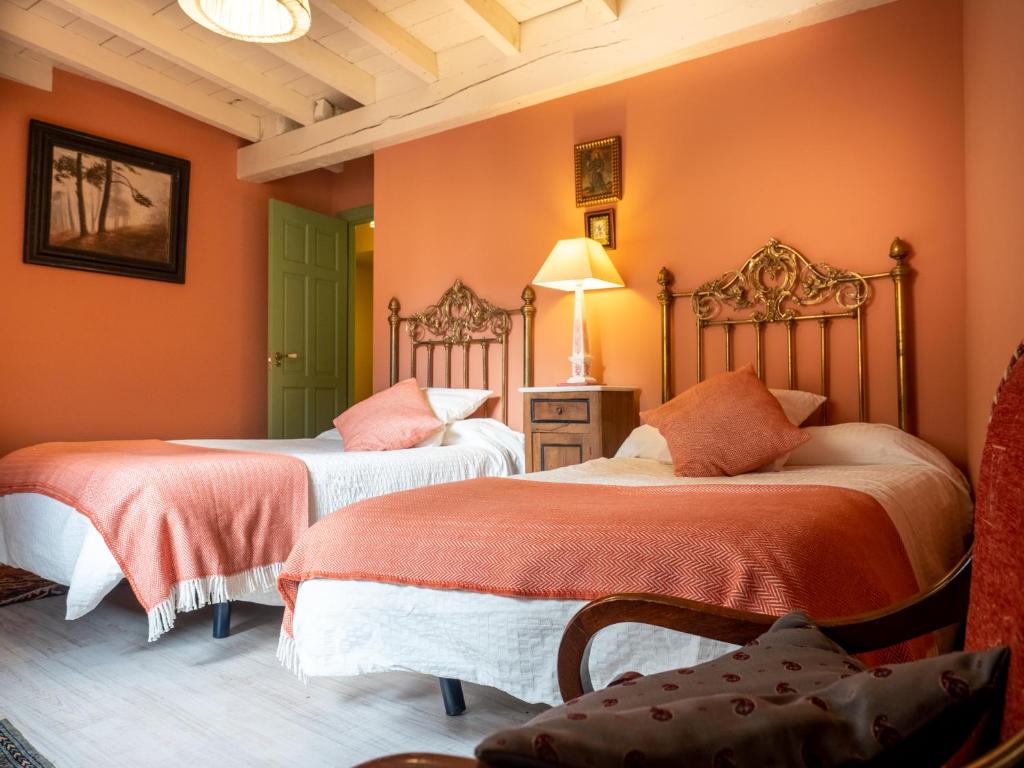 Posteľ alebo postele v izbe v ubytovaní Encantadora Casa de Pueblo con 5 Hab. en Burgos