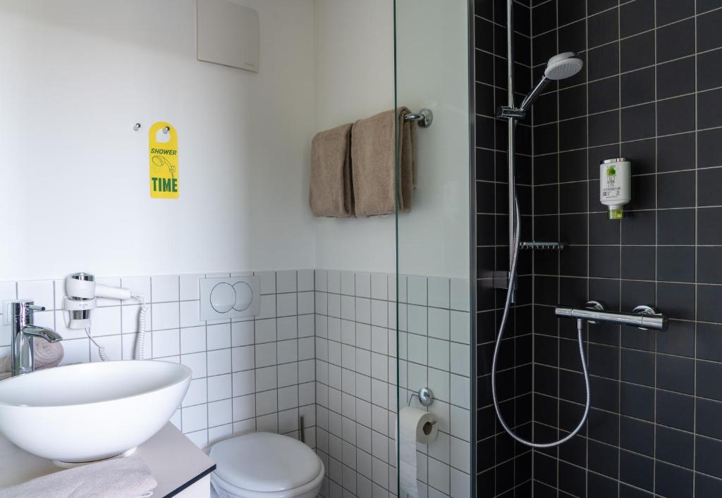 Koupelna v ubytování SLEEEP HOTEL Ansfelden