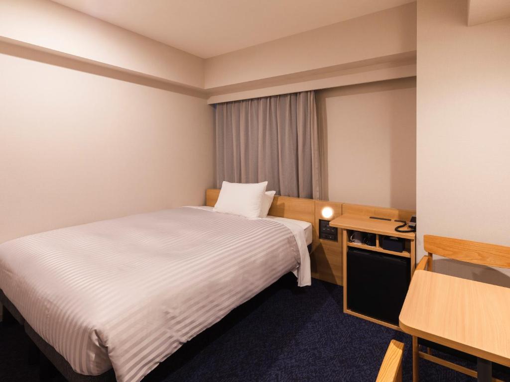 Postel nebo postele na pokoji v ubytování Sotetsu Fresa Inn Nagoya-Shinkansenguchi