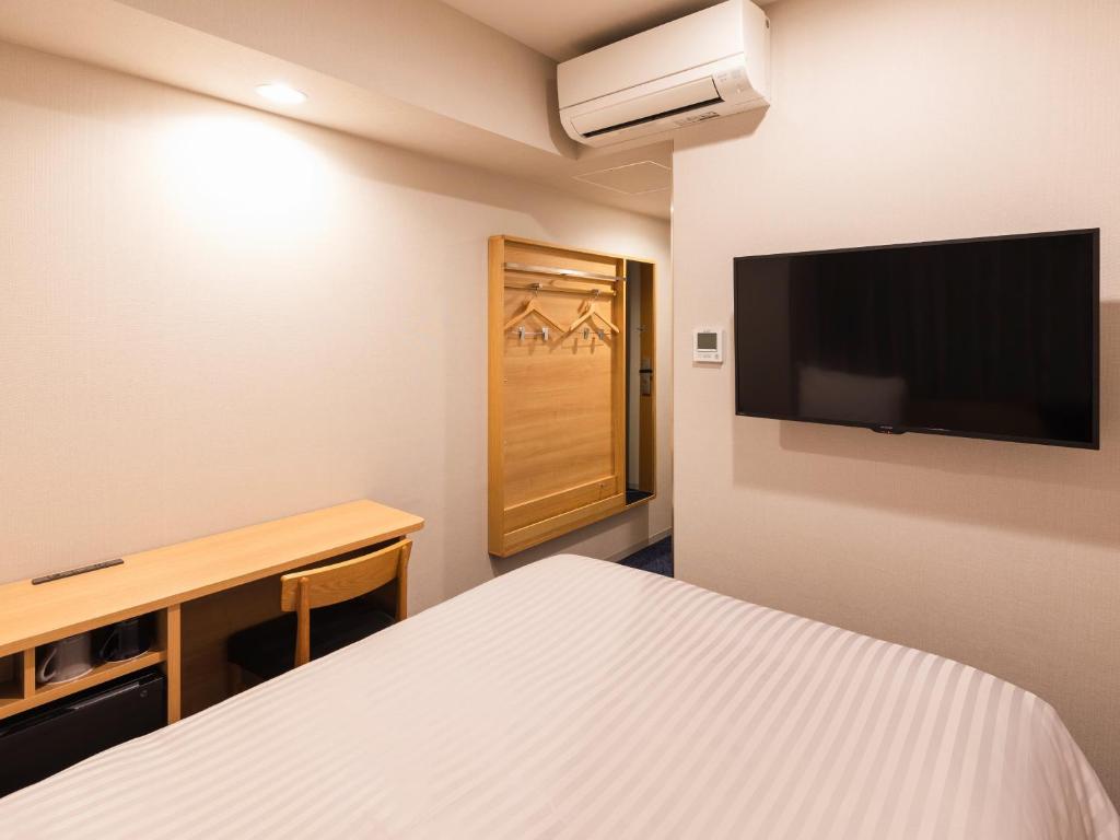 TV a/nebo společenská místnost v ubytování Sotetsu Fresa Inn Nagoya-Shinkansenguchi