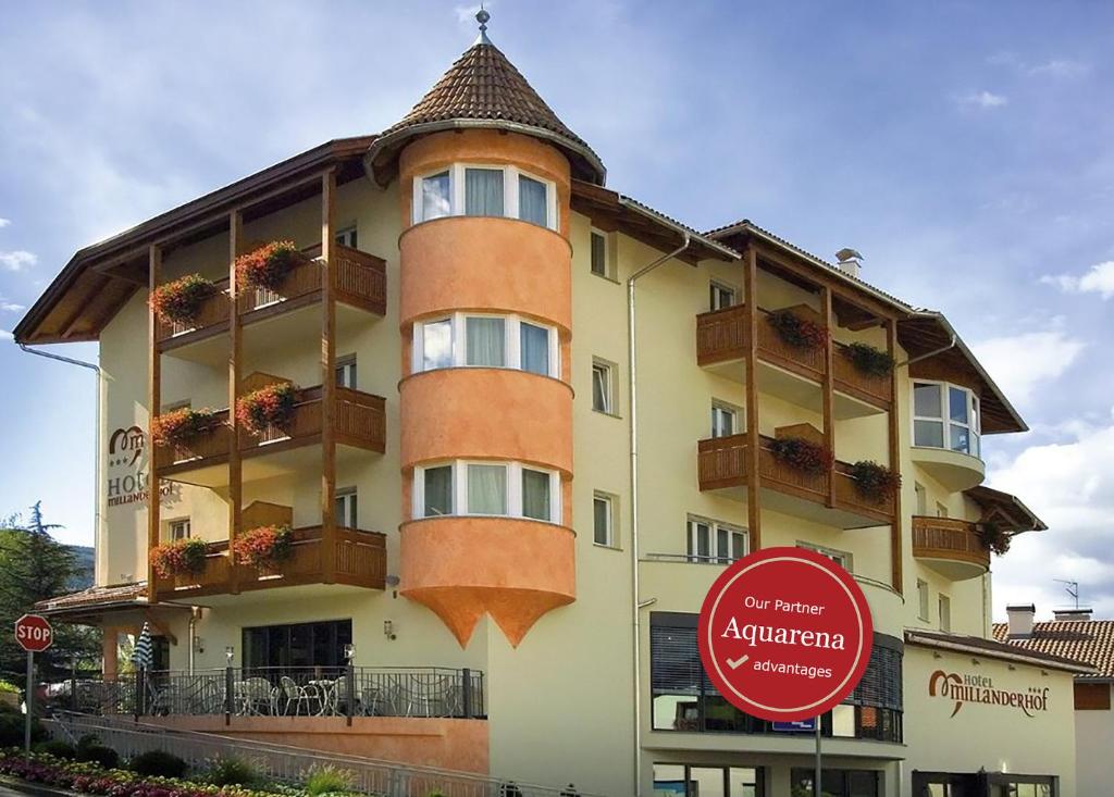 un edificio alto con balcones y una señal de no entrar en Hotel Millanderhof, en Bresanona