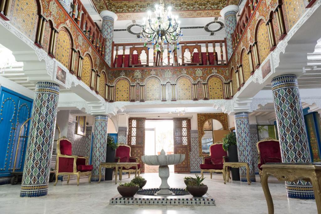 un hall d'entrée avec une fontaine au milieu d'un bâtiment dans l'établissement Hotel Moroccan House Casablanca, à Casablanca