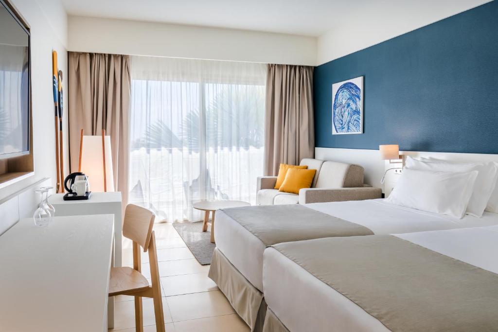 Postel nebo postele na pokoji v ubytování Barceló Fuerteventura Mar