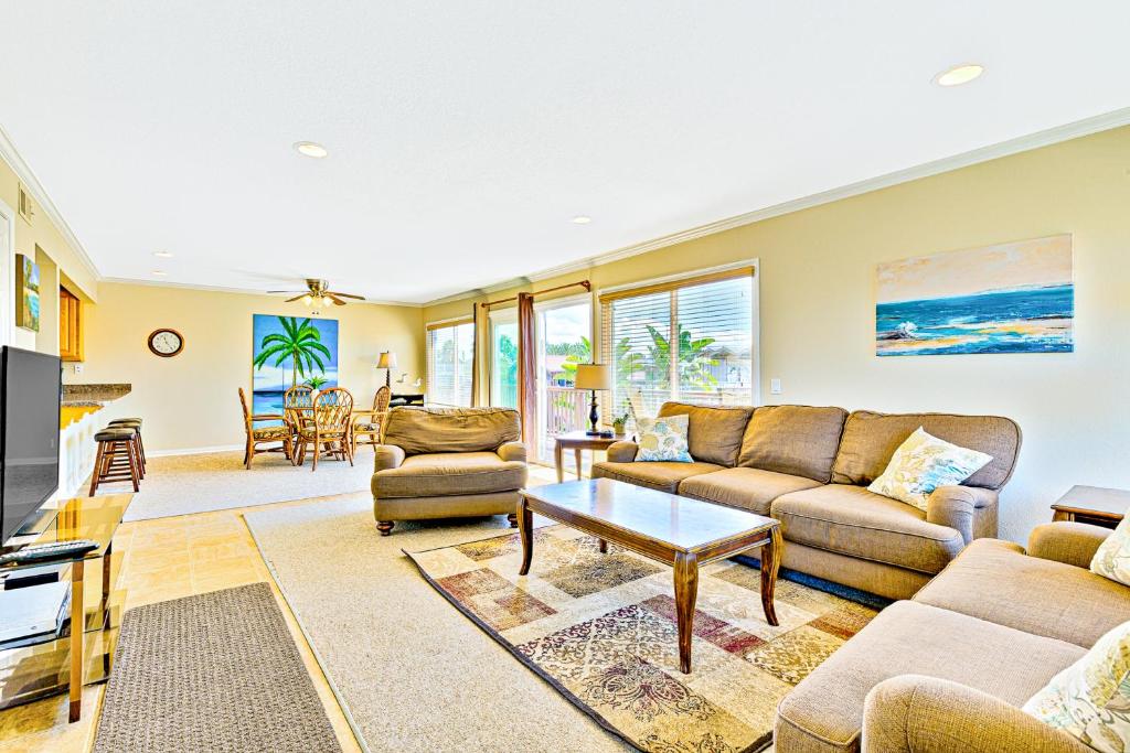 een woonkamer met een bank en een tafel bij Surf and Sand Beach Paradise Upper Unit in Newport Beach