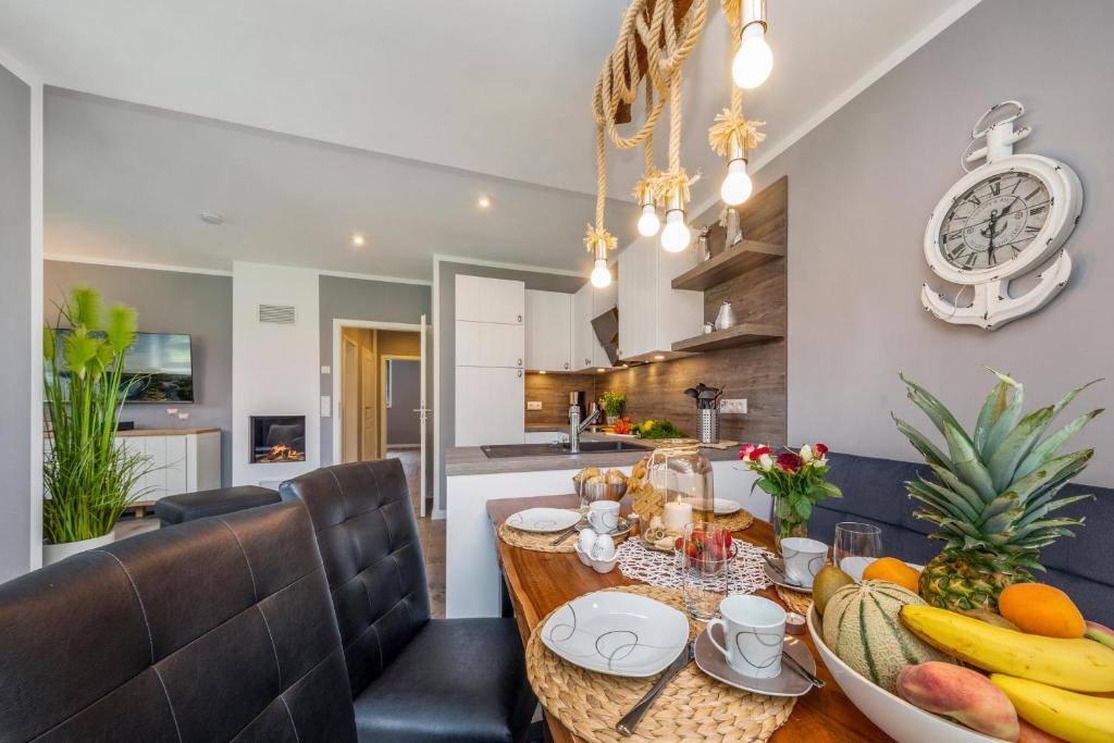 a dining room and kitchen with a table with fruit on it at Achterliek in Zingst