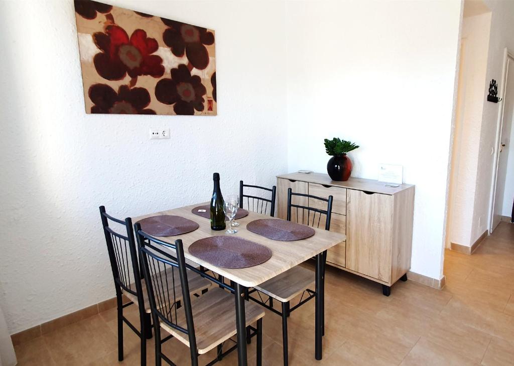 Posedenie v ubytovaní Skol 427 Spacious 1 Bedroom Apartment with Sea Views