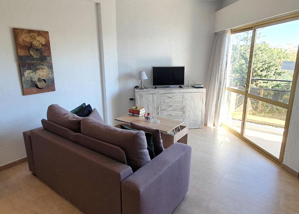 Televízia a/alebo spoločenská miestnosť v ubytovaní Skol 427 Spacious 1 Bedroom Apartment with Sea Views