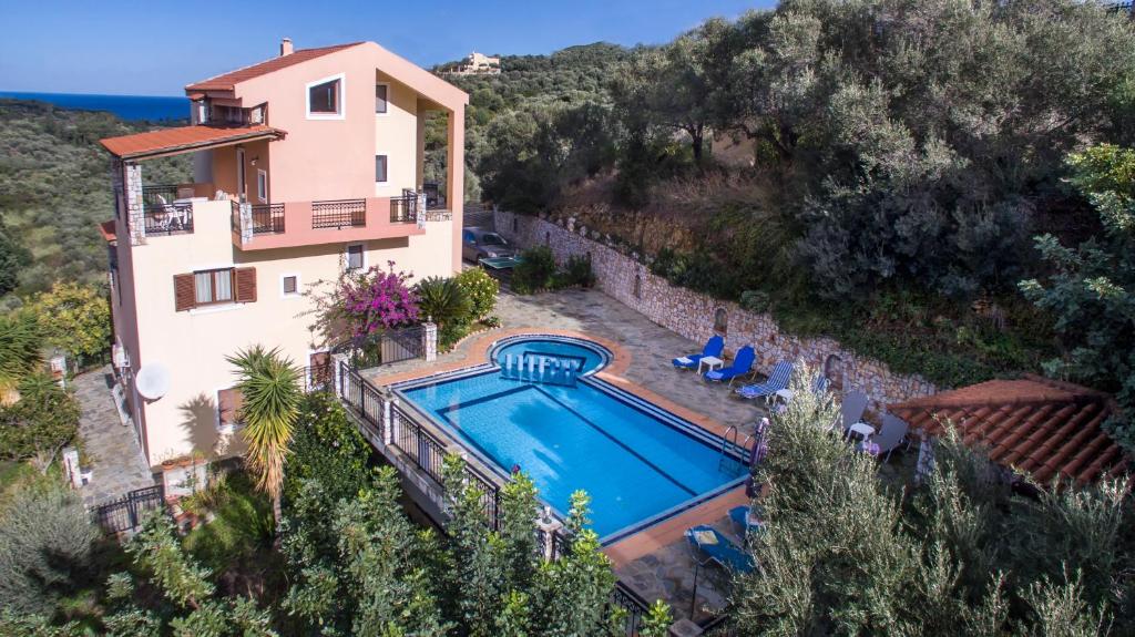uma casa com piscina ao lado de um edifício em Villa Dimosthenis em Stalos