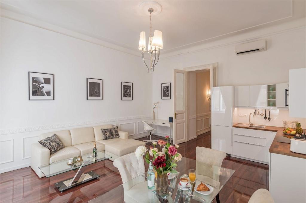 Posedenie v ubytovaní Music Academy Bedroom Suite Café Vian Apartman Kft