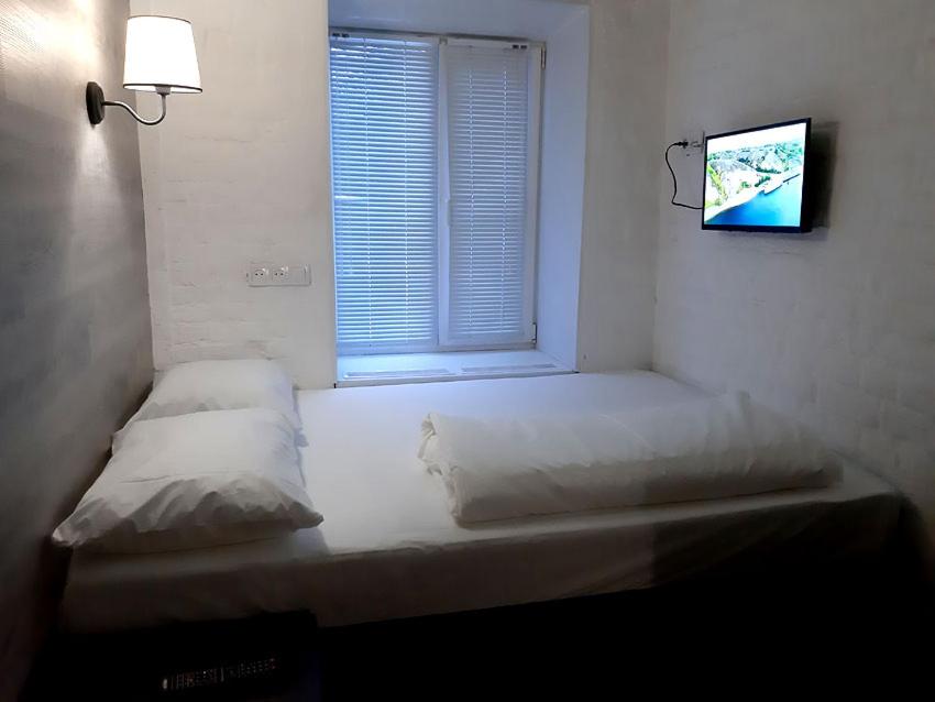 سرير أو أسرّة في غرفة في Stereo Hostel