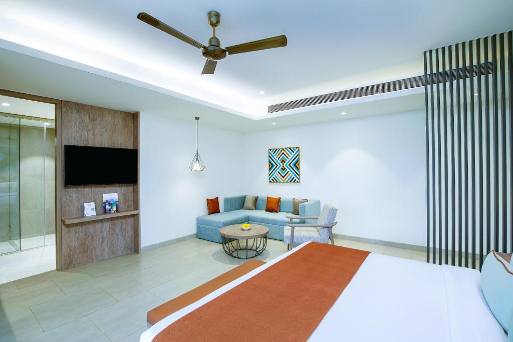 TV a/nebo společenská místnost v ubytování Amoravida By 7 Apple Resorts, Goa