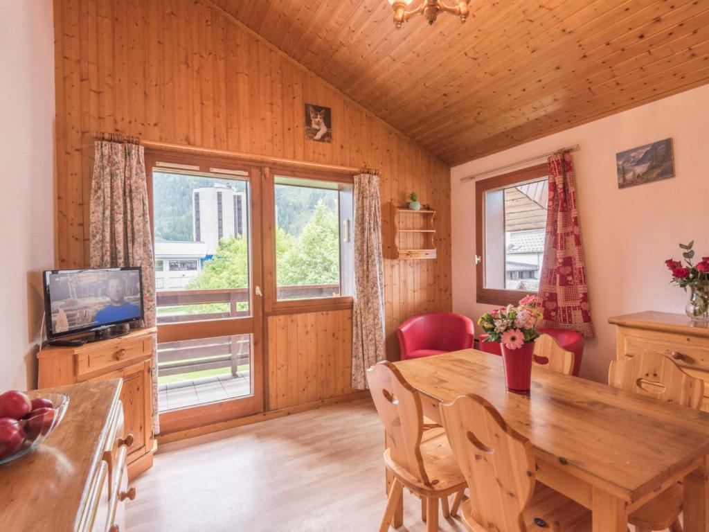 シャモニー・モンブランにあるAppartement Chamonix-Mont-Blanc, 2 pièces, 4 personnes - FR-1-517-26のダイニングルーム(木製テーブル、テレビ付)