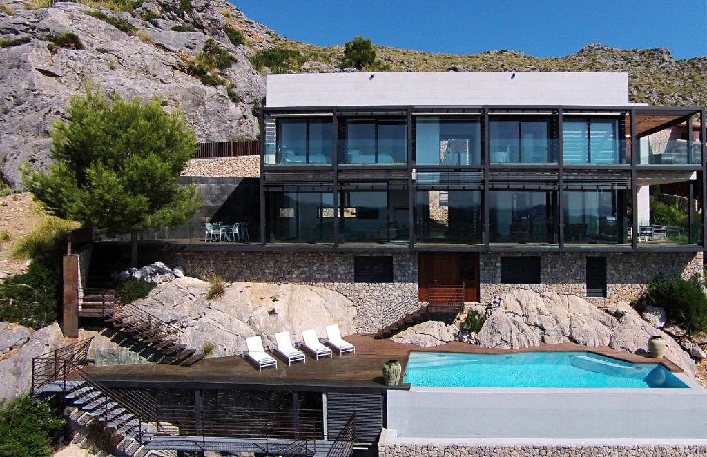 een afbeelding van een huis met een zwembad bij Casa Liebre in Pollença