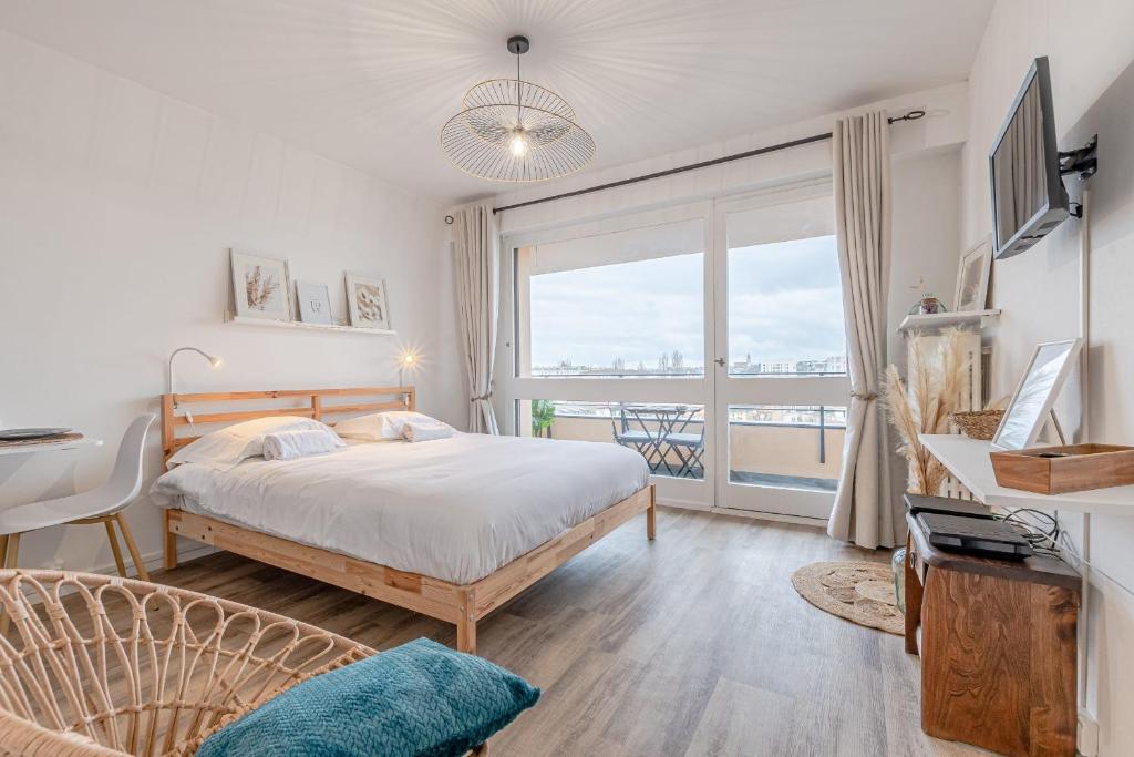 une chambre avec un lit et une grande fenêtre dans l'établissement L'Horizon, à Metz