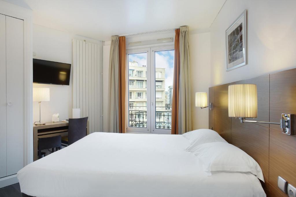 Postel nebo postele na pokoji v ubytování Hotel Gabriel Issy Paris
