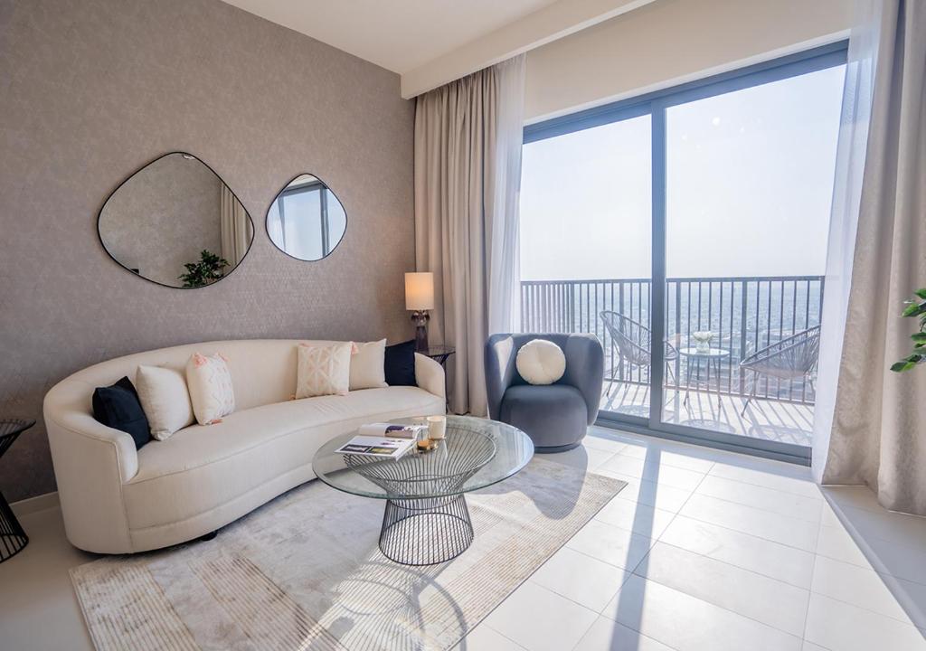 Et sittehjørne på Nasma Luxury Stays - Elegant Condo With City Views And Dubai Skyline