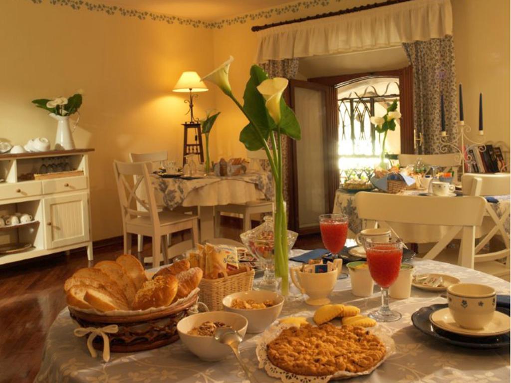 una mesa con pan y otros alimentos. en Casa Margherita, en Mantua