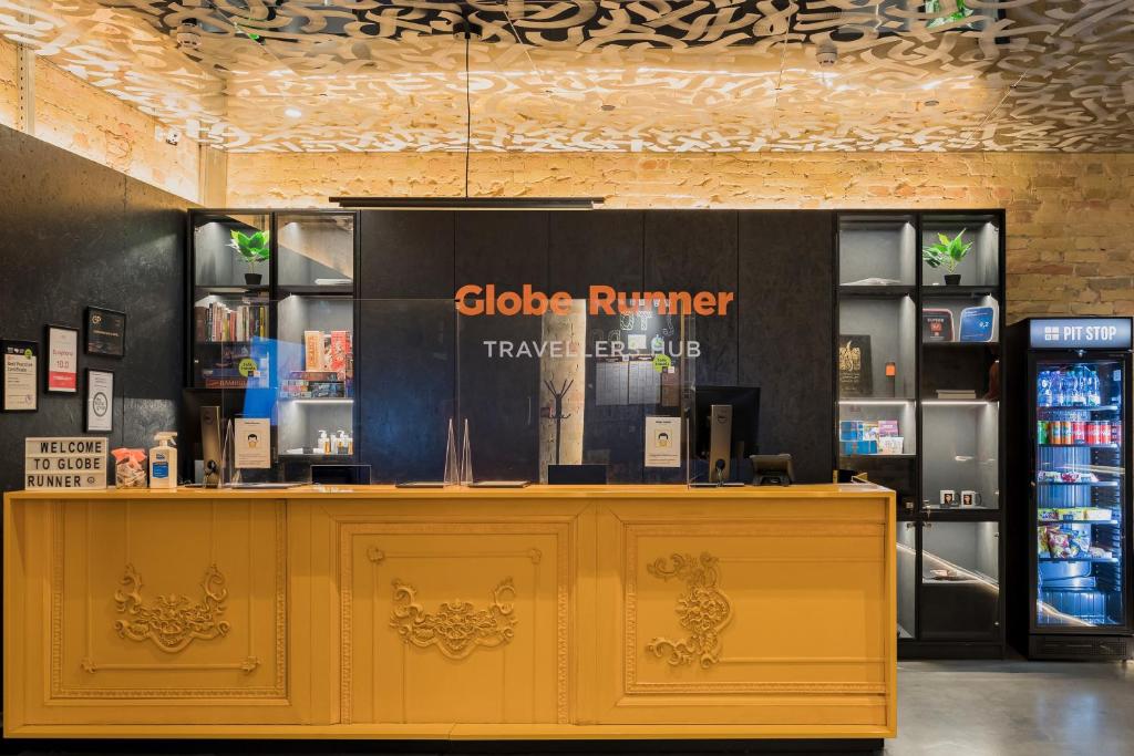 een winkel met een gele balie in een kamer bij Globe Runner Hostel in Kiev