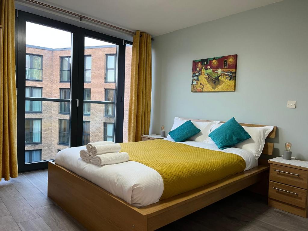 Postel nebo postele na pokoji v ubytování Stunning Top Floor Southside Apartment 2 BEDS PARKING WIFI NETFLIX