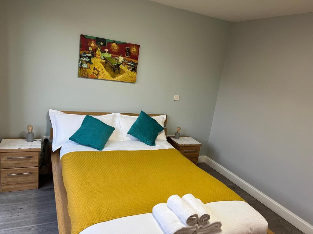 Postel nebo postele na pokoji v ubytování Stunning Top Floor Southside Apartment 2 BEDS PARKING WIFI NETFLIX