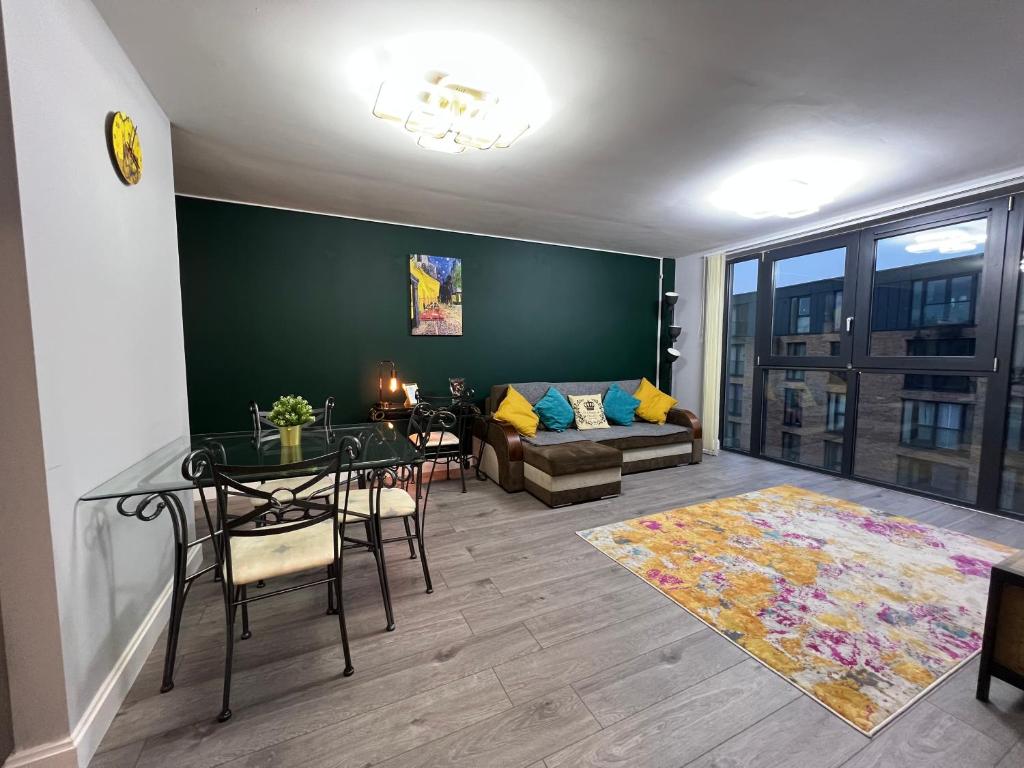 a living room with a couch and a table at Stunning Top Floor Southside Apartment 2 BEDS PARKING WIFI NETFLIX in Birmingham