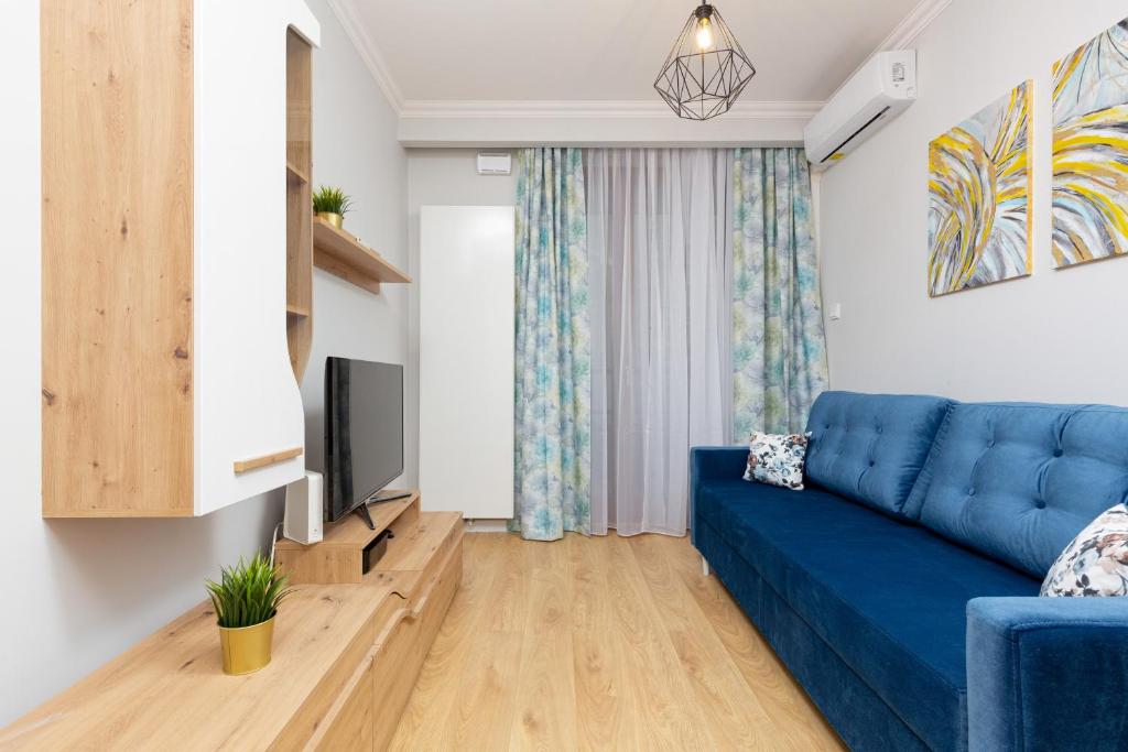 Televízia a/alebo spoločenská miestnosť v ubytovaní Apartments Arsenal Warsaw City Center by Noclegi Renters