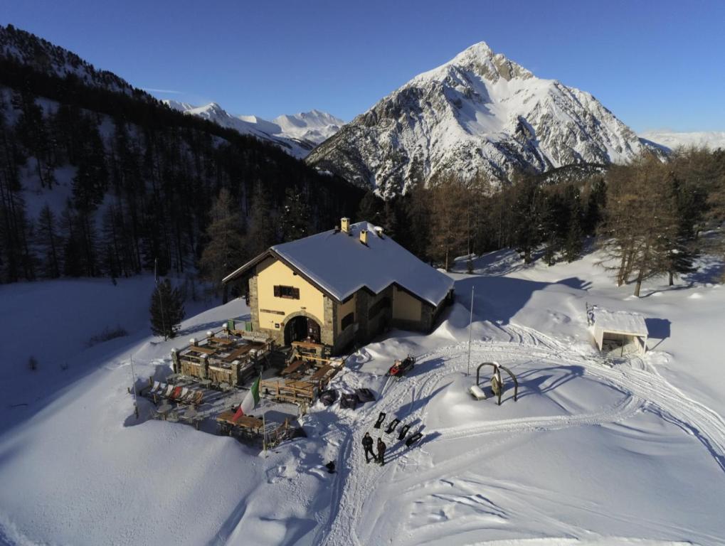 an aerial view of a house in the snow at Rifugio Baita Gimont in Cesana Torinese